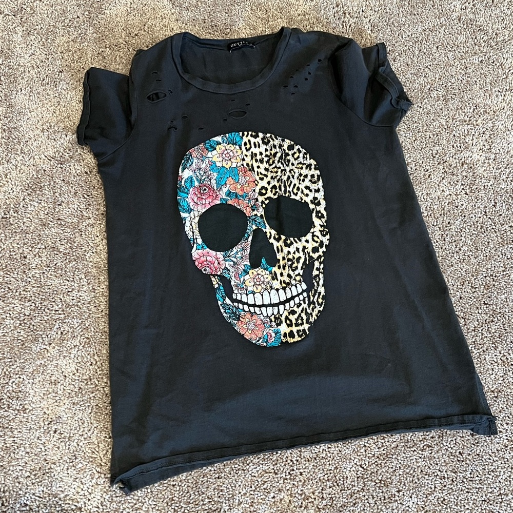 Skull distressed tee